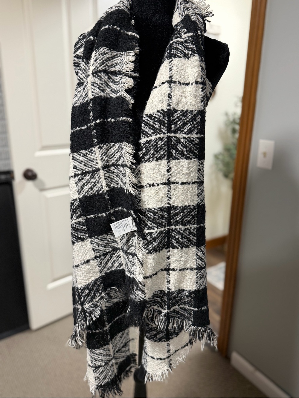 American Eagle Black Cream Plaid Oversized Blanket Scarf Fringe One Size
